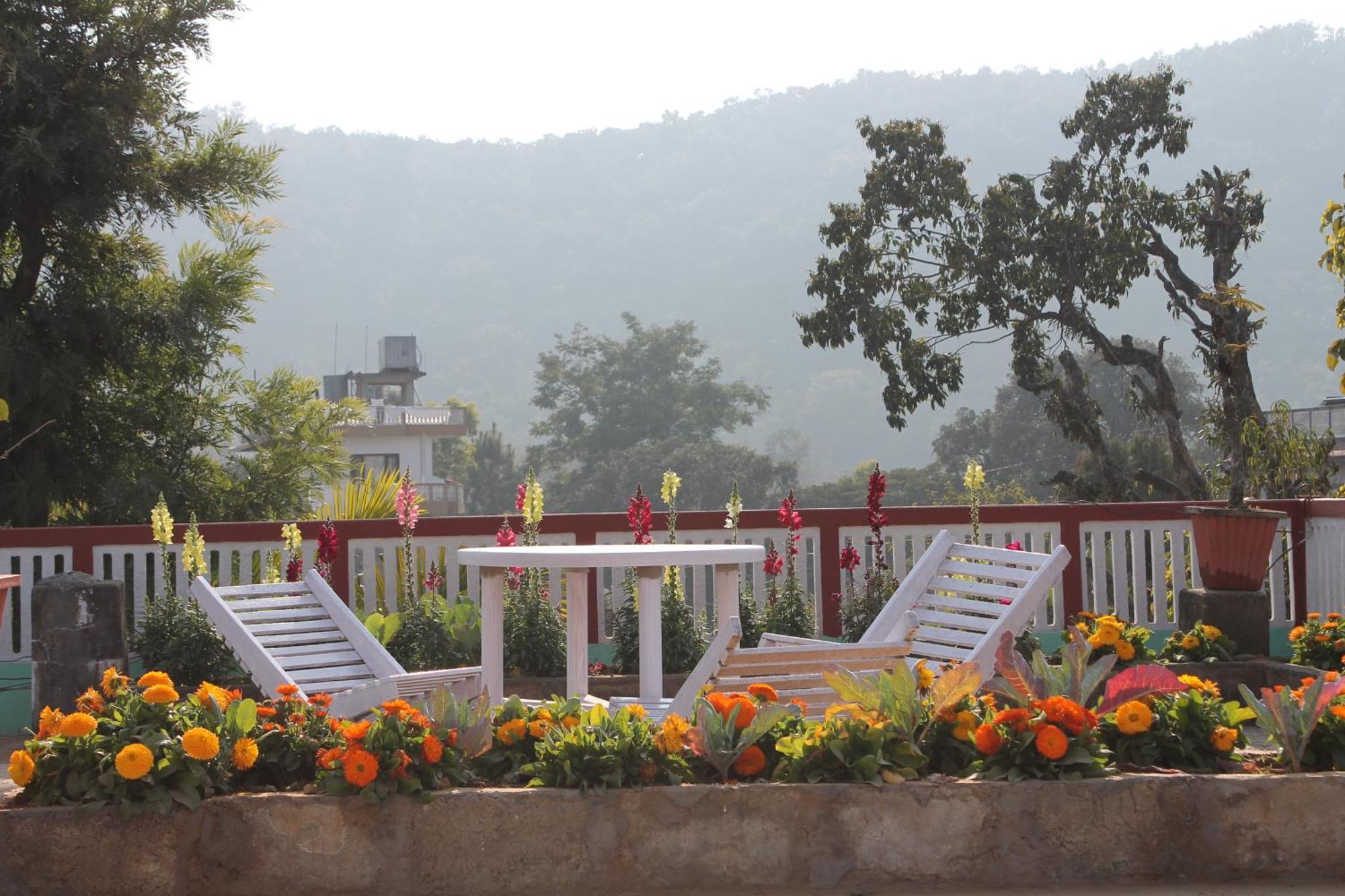 New Pokhara Lodge - Pokhara Lakeside Exterior photo